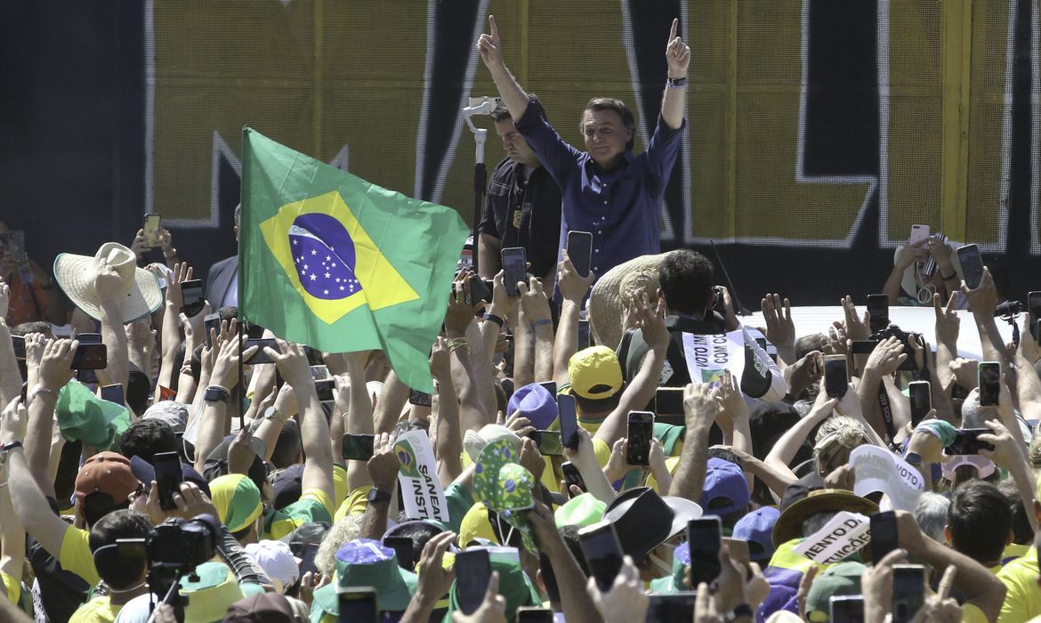 Presidente Jair Bolsonaro, acompanhado dos ministros da Defesa, Braga Neto e do vice-presidente, Hamilton Mourão, participa de manifestação na Esplanada dos Ministérios